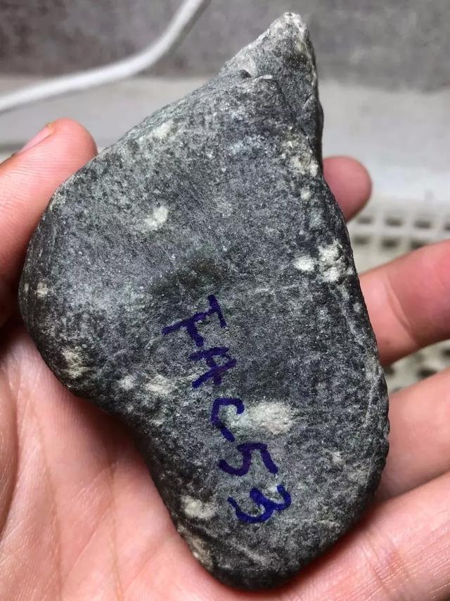 翡翠原石开窗教程翡翠原石开窗泛蓝-第1张图片-翡翠网 翡翠原石开窗教程翡翠原石开窗泛蓝-第1张图片-翡翠网