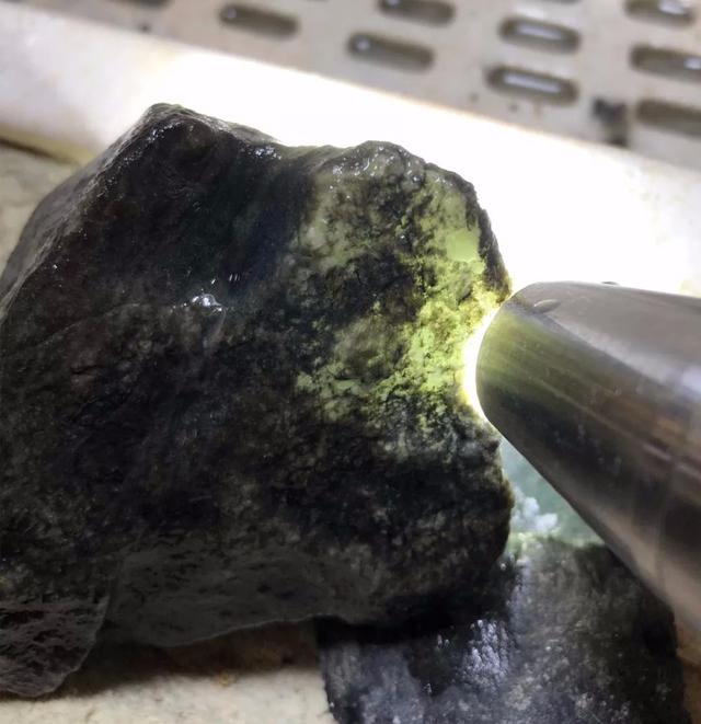 翡翠原石开窗教程翡翠原石开窗泛蓝-第2张图片-翡翠网 翡翠原石开窗教程翡翠原石开窗泛蓝-第2张图片-翡翠网