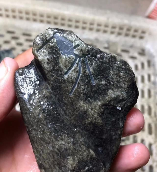 翡翠原石开窗教程翡翠原石开窗泛蓝-第3张图片-翡翠网 翡翠原石开窗教程翡翠原石开窗泛蓝-第3张图片-翡翠网