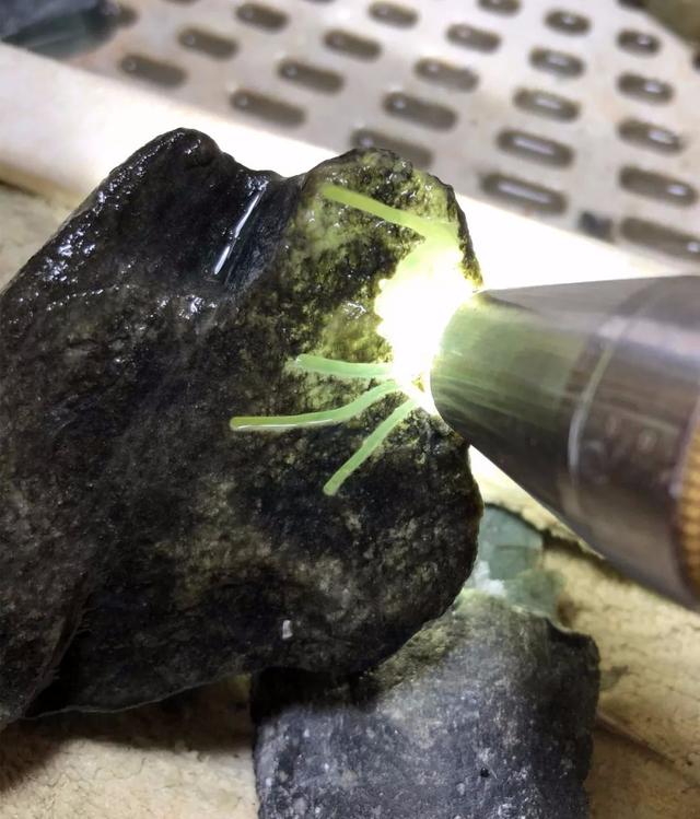 翡翠原石开窗教程翡翠原石开窗泛蓝-第4张图片-翡翠网 翡翠原石开窗教程翡翠原石开窗泛蓝-第4张图片-翡翠网