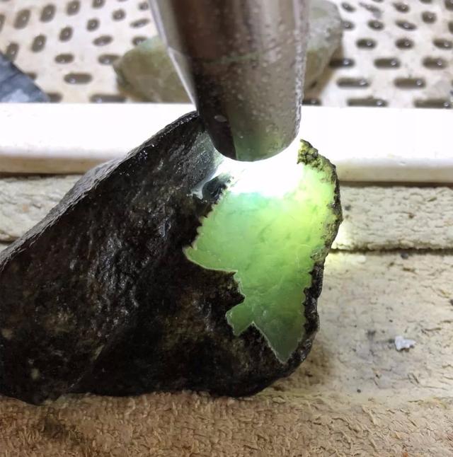 翡翠原石开窗教程翡翠原石开窗泛蓝-第5张图片-翡翠网 翡翠原石开窗教程翡翠原石开窗泛蓝-第5张图片-翡翠网