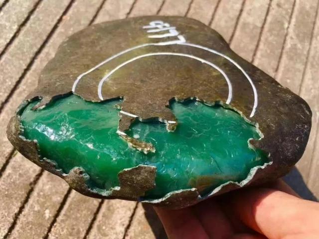 翡翠原石技巧翡翠原石介绍在哪里-第1张图片-翡翠网 翡翠原石技巧翡翠原石介绍在哪里-第1张图片-翡翠网