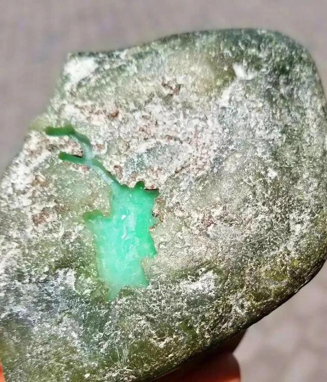 翡翠原石技巧翡翠原石介绍在哪里-第2张图片-翡翠网 翡翠原石技巧翡翠原石介绍在哪里-第2张图片-翡翠网