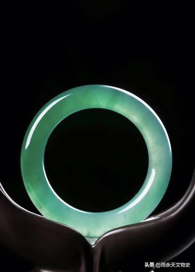 冰糯种翡翠原石玉石的简单介绍-第1张图片-翡翠网 冰糯种翡翠原石玉石的简单介绍-第1张图片-翡翠网