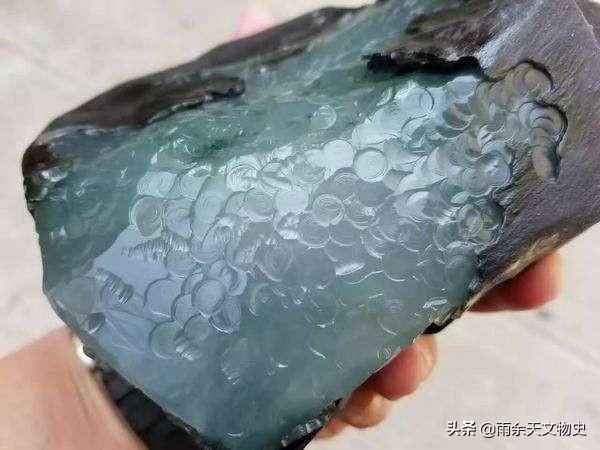 冰糯种翡翠原石玉石的简单介绍-第8张图片-翡翠网 冰糯种翡翠原石玉石的简单介绍-第8张图片-翡翠网