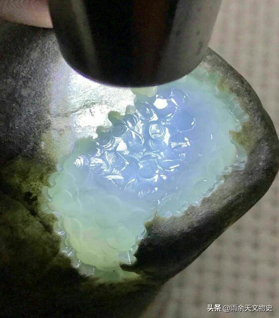 冰糯种翡翠原石玉石的简单介绍-第10张图片-翡翠网 冰糯种翡翠原石玉石的简单介绍-第10张图片-翡翠网