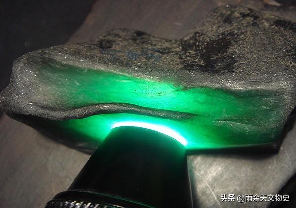 冰糯种翡翠原石玉石的简单介绍-第12张图片-翡翠网 冰糯种翡翠原石玉石的简单介绍-第12张图片-翡翠网