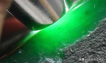 冰糯种翡翠原石玉石的简单介绍-第14张图片-翡翠网 冰糯种翡翠原石玉石的简单介绍-第14张图片-翡翠网