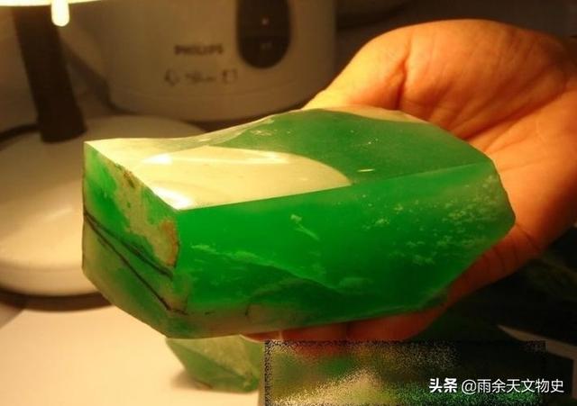 冰糯种翡翠原石玉石的简单介绍-第15张图片-翡翠网 冰糯种翡翠原石玉石的简单介绍-第15张图片-翡翠网