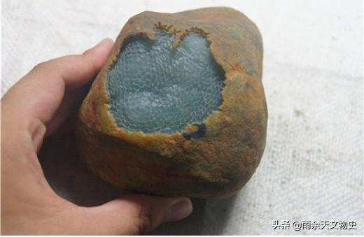 冰糯种翡翠原石玉石的简单介绍-第17张图片-翡翠网 冰糯种翡翠原石玉石的简单介绍-第17张图片-翡翠网