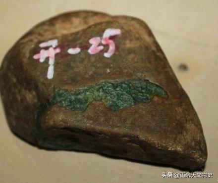 冰糯种翡翠原石玉石的简单介绍-第18张图片-翡翠网 冰糯种翡翠原石玉石的简单介绍-第18张图片-翡翠网