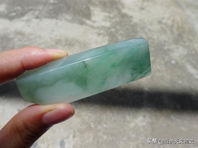 冰糯种翡翠原石玉石的简单介绍-第19张图片-翡翠网 冰糯种翡翠原石玉石的简单介绍-第19张图片-翡翠网