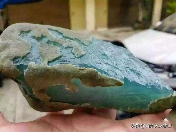 冰糯种翡翠原石玉石的简单介绍-第20张图片-翡翠网 冰糯种翡翠原石玉石的简单介绍-第20张图片-翡翠网