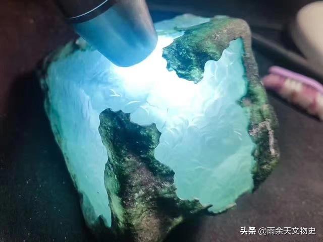 冰糯种翡翠原石玉石的简单介绍-第21张图片-翡翠网 冰糯种翡翠原石玉石的简单介绍-第21张图片-翡翠网