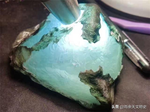 冰糯种翡翠原石玉石的简单介绍-第23张图片-翡翠网 冰糯种翡翠原石玉石的简单介绍-第23张图片-翡翠网