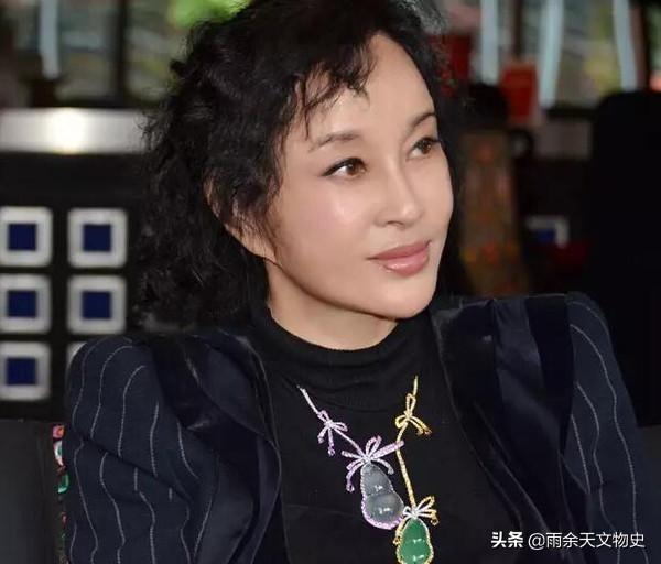 冰糯种翡翠原石玉石的简单介绍-第29张图片-翡翠网 冰糯种翡翠原石玉石的简单介绍-第29张图片-翡翠网