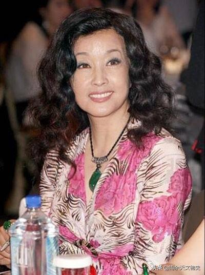 冰糯种翡翠原石玉石的简单介绍-第31张图片-翡翠网 冰糯种翡翠原石玉石的简单介绍-第31张图片-翡翠网