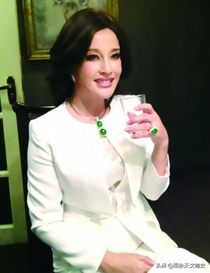 冰糯种翡翠原石玉石的简单介绍-第32张图片-翡翠网 冰糯种翡翠原石玉石的简单介绍-第32张图片-翡翠网