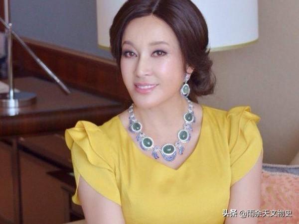 冰糯种翡翠原石玉石的简单介绍-第35张图片-翡翠网 冰糯种翡翠原石玉石的简单介绍-第35张图片-翡翠网