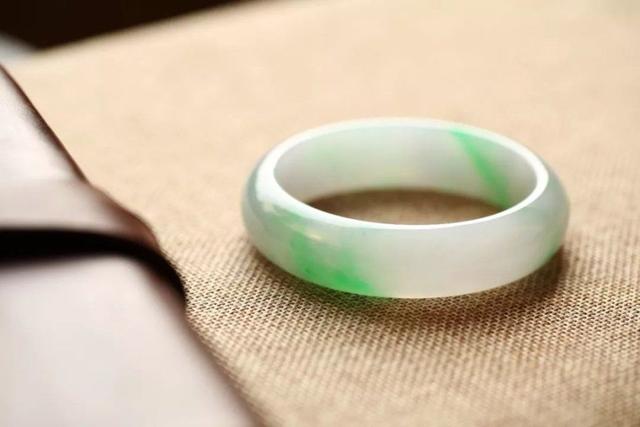 好看的银手镯,翡翠冷知识对照表-第5张图片-翡翠网 好看的银手镯,翡翠冷知识对照表-第5张图片-翡翠网