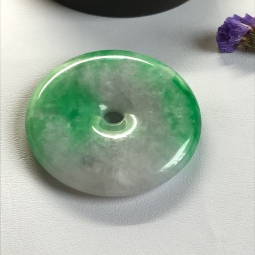 关于翡翠平安扣价格的信息-第2张图片-翡翠网 关于翡翠平安扣价格的信息-第2张图片-翡翠网