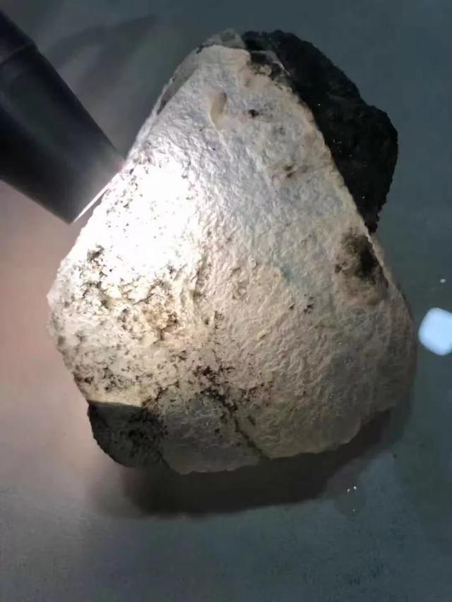 关于翡翠原石如何看灯光圈的信息-第9张图片-翡翠网 关于翡翠原石如何看灯光圈的信息-第9张图片-翡翠网