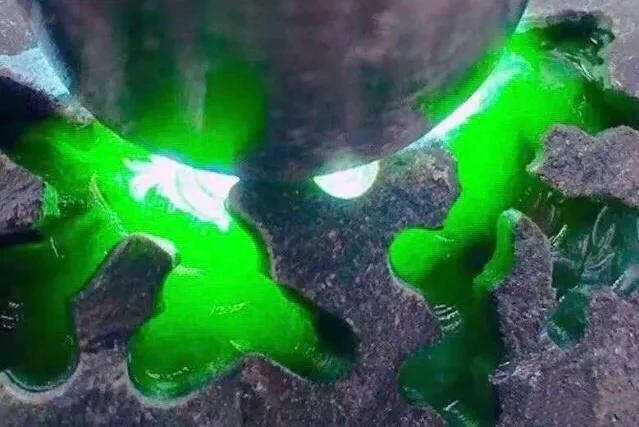 关于翡翠原石如何看灯光圈的信息-第18张图片-翡翠网 关于翡翠原石如何看灯光圈的信息-第18张图片-翡翠网