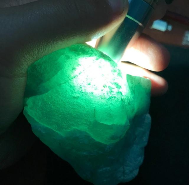 翡翠原石色胶,翡翠的胶感和水头是什么意思-第2张图片-翡翠网