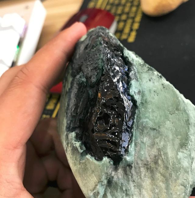 翡翠原石色胶,翡翠的胶感和水头是什么意思-第5张图片-翡翠网