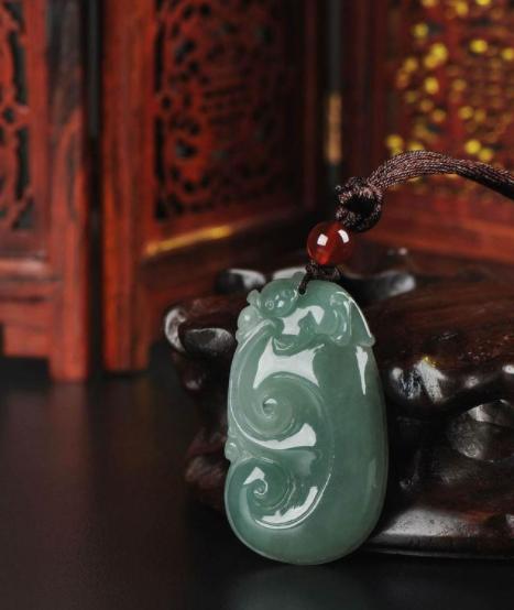 翡翠手镯带着发黄是怎么回事的简单介绍-第1张图片-翡翠网 翡翠手镯带着发黄是怎么回事的简单介绍-第1张图片-翡翠网