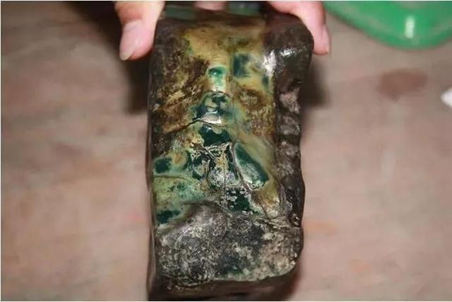 翡翠原石玻璃裂痕图片,怎么样才是玻璃原石啊-第3张图片-翡翠网 翡翠原石玻璃裂痕图片,怎么样才是玻璃原石啊-第3张图片-翡翠网