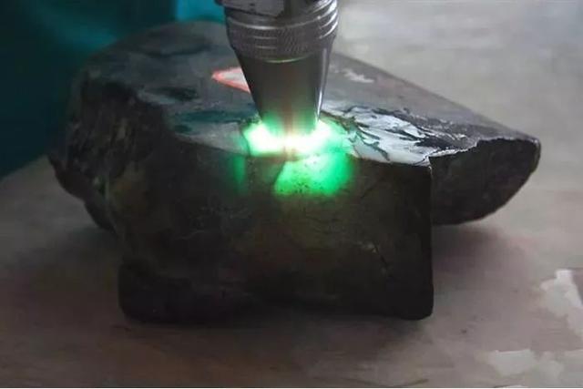 翡翠原石玻璃裂痕图片,怎么样才是玻璃原石啊-第4张图片-翡翠网 翡翠原石玻璃裂痕图片,怎么样才是玻璃原石啊-第4张图片-翡翠网