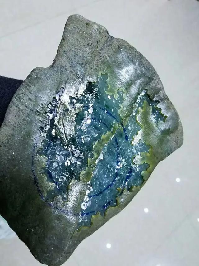 南齐翡翠原石挑战,南齐翡翠原石切开-第1张图片-翡翠网 南齐翡翠原石挑战,南齐翡翠原石切开-第1张图片-翡翠网