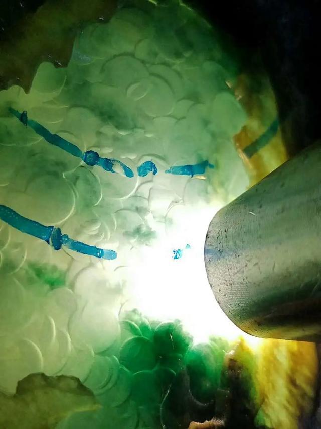 南齐翡翠原石挑战,南齐翡翠原石切开-第5张图片-翡翠网 南齐翡翠原石挑战,南齐翡翠原石切开-第5张图片-翡翠网