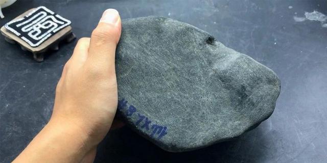 翡翠原石怎么打造成手镯的翡翠原石做手镯-第1张图片-翡翠网 翡翠原石怎么打造成手镯的翡翠原石做手镯-第1张图片-翡翠网