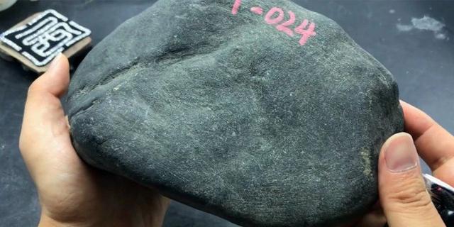 翡翠原石怎么打造成手镯的翡翠原石做手镯-第2张图片-翡翠网 翡翠原石怎么打造成手镯的翡翠原石做手镯-第2张图片-翡翠网