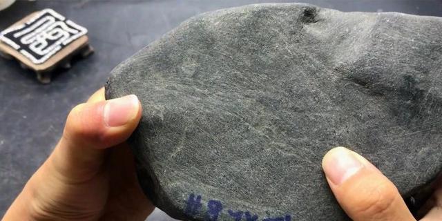 翡翠原石怎么打造成手镯的翡翠原石做手镯-第3张图片-翡翠网 翡翠原石怎么打造成手镯的翡翠原石做手镯-第3张图片-翡翠网