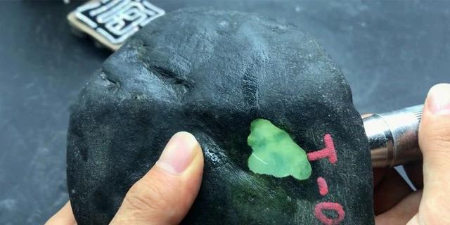 翡翠原石怎么打造成手镯的翡翠原石做手镯-第6张图片-翡翠网 翡翠原石怎么打造成手镯的翡翠原石做手镯-第6张图片-翡翠网