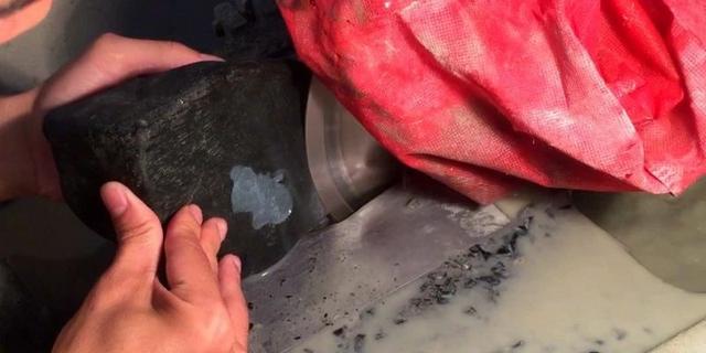 翡翠原石怎么打造成手镯的翡翠原石做手镯-第7张图片-翡翠网 翡翠原石怎么打造成手镯的翡翠原石做手镯-第7张图片-翡翠网