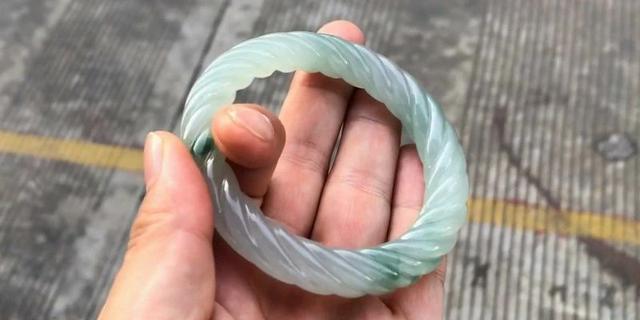 翡翠原石怎么打造成手镯的翡翠原石做手镯-第15张图片-翡翠网 翡翠原石怎么打造成手镯的翡翠原石做手镯-第15张图片-翡翠网