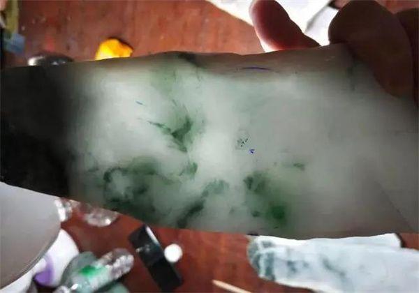 包含切一块翡翠原石多少钱的词条-第8张图片-翡翠网 包含切一块翡翠原石多少钱的词条-第8张图片-翡翠网