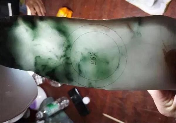 包含切一块翡翠原石多少钱的词条-第9张图片-翡翠网 包含切一块翡翠原石多少钱的词条-第9张图片-翡翠网