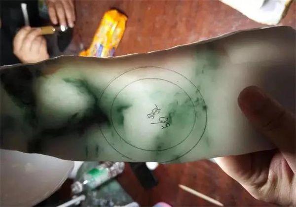 包含切一块翡翠原石多少钱的词条-第10张图片-翡翠网 包含切一块翡翠原石多少钱的词条-第10张图片-翡翠网