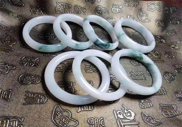 包含切一块翡翠原石多少钱的词条-第13张图片-翡翠网 包含切一块翡翠原石多少钱的词条-第13张图片-翡翠网