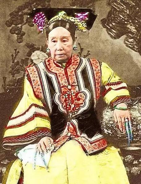 清代翡翠鼻烟壶价格,清代翡翠鼻烟壶价格多少-第6张图片-翡翠网 清代翡翠鼻烟壶价格,清代翡翠鼻烟壶价格多少-第6张图片-翡翠网