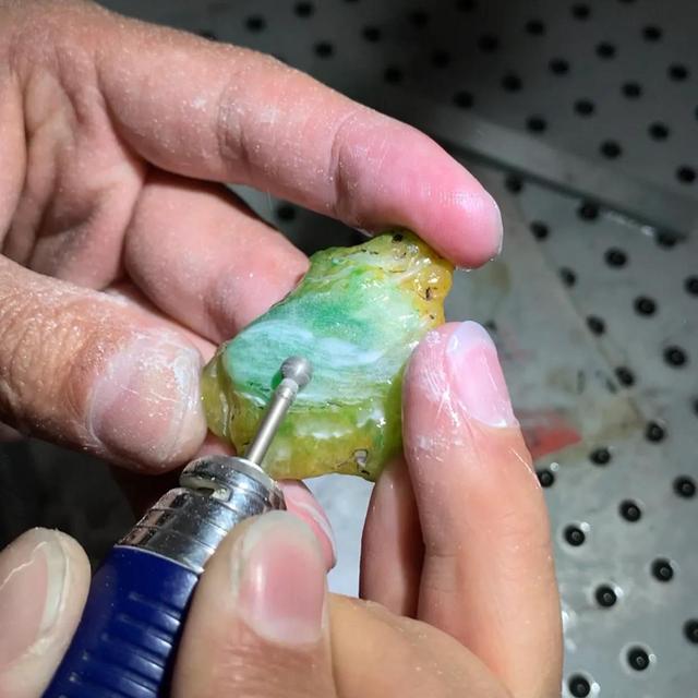 翡翠原石摆件黄加绿,玉雕**李振庆作品-第2张图片-翡翠网 翡翠原石摆件黄加绿,玉雕**李振庆作品-第2张图片-翡翠网