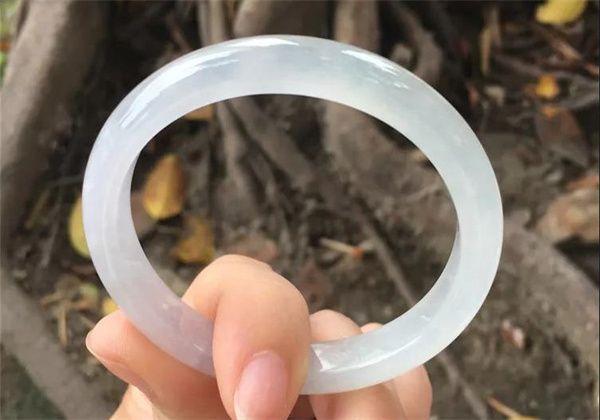 翡翠手镯多少钱,3万元翡翠原石手镯-第5张图片-翡翠网 翡翠手镯多少钱,3万元翡翠原石手镯-第5张图片-翡翠网