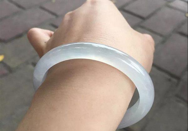 翡翠手镯多少钱,3万元翡翠原石手镯-第6张图片-翡翠网 翡翠手镯多少钱,3万元翡翠原石手镯-第6张图片-翡翠网