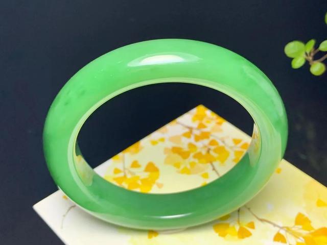 59mm翡翠手镯图片翡翠手镯有裂纹怎么办-第1张图片-翡翠网 59mm翡翠手镯图片翡翠手镯有裂纹怎么办-第1张图片-翡翠网