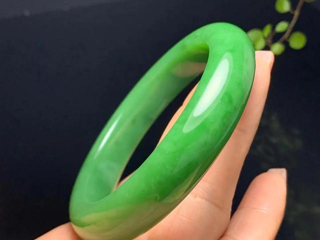 59mm翡翠手镯图片翡翠手镯有裂纹怎么办-第3张图片-翡翠网 59mm翡翠手镯图片翡翠手镯有裂纹怎么办-第3张图片-翡翠网